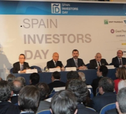 Don Felipe durante las palabras de bienvenida del presidente de BNP Paribas, Ramiro Mato